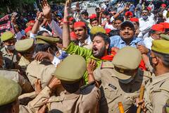 Lakhimpur Violence Pics:কৃষক মৃত্যুতে অগ্নিগর্ভ লখিমপুর খেরি,প্রিয়ঙ্কার সত্যাগ্রহ, বাধা পেয়ে ধর্ণায় অখিলেশ