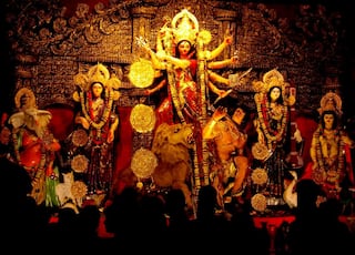 Navratri 2021: મા દુર્ગાની કૃપાથી બનશો ધનવાન, નવરાત્રિના 9 દિવસોમાં પહેરો અલગ અલગ રંગના કપડા