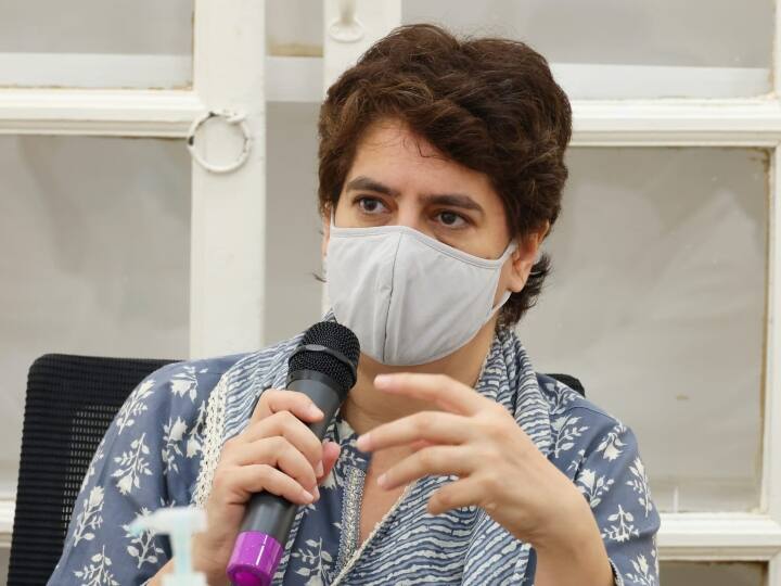 मृतक किसानों के परिजनों से मिलने आधी रात को प्रियंका गांधी दिल्ली से लखीमपुर खीरी हुई रवाना, कहा-पुलिस ने रास्ते में रोकने की कोशिश की