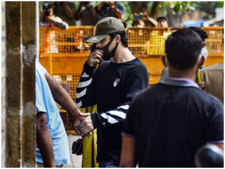 Mumbai Cruise Drug Case: Shahrukh Khan ने फोन पर की अपने बेटे Aryan Khan से बात! NCB ने किया इंकार