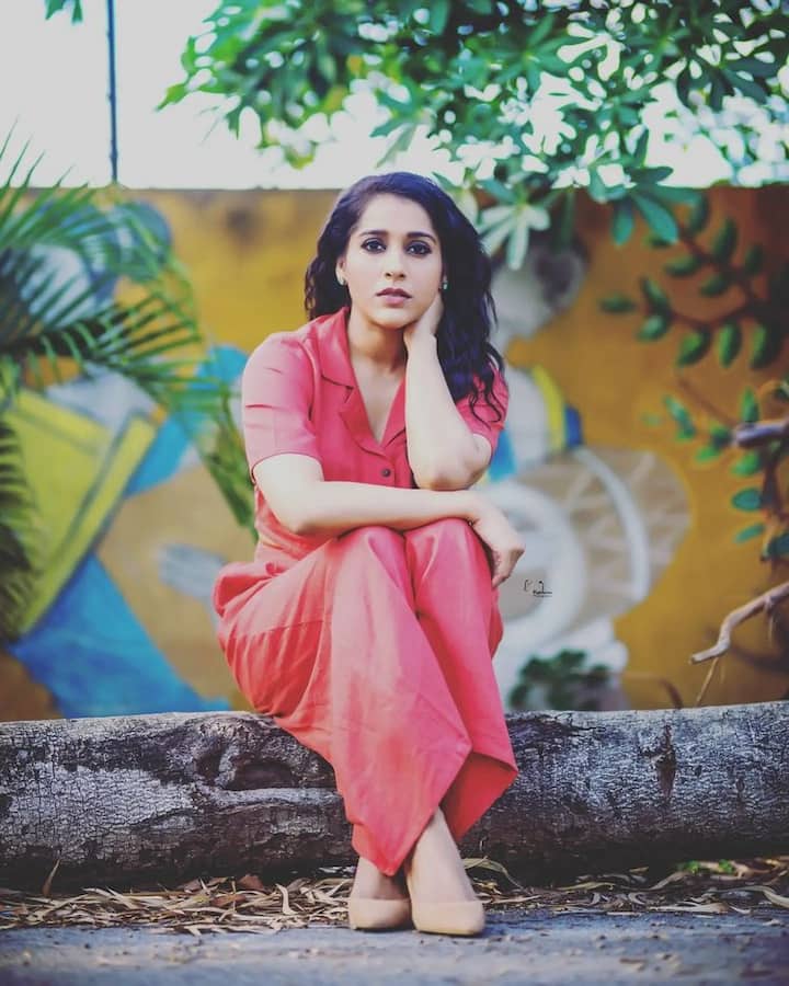 (Courtesy : Instagram) సోషల్ మీడియాలో రష్మీ చాలా యాక్టివ్ గా ఉంటుంది.