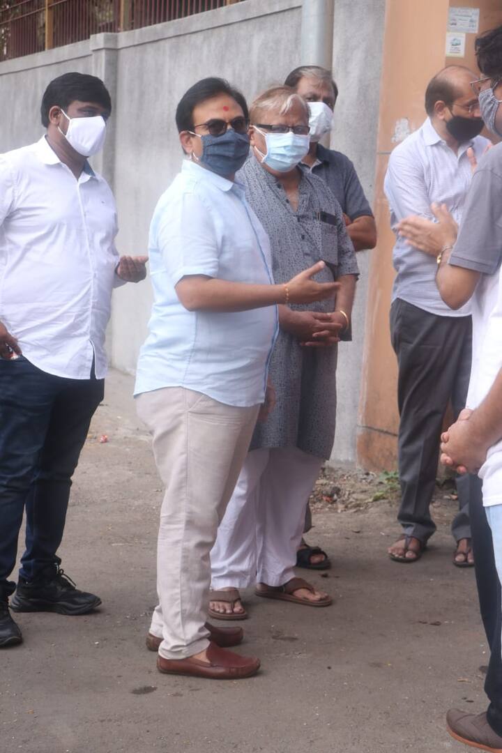Taarak Mehta Ka Ooltah Chashmah actor Dilip Joshi, who played the role of Jethalal, attended Ghanashyam Nayak's last rites on Monday morning.