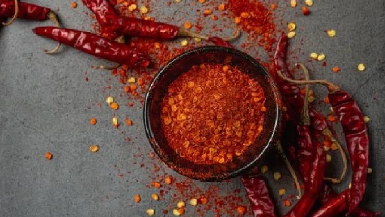 how to identify real and fake red chilli powder Fake Red Chilli Powder: असे ओळखा भेसळयुक्त लाल तिखट