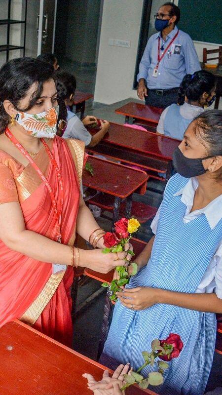 অতিমারীর ছায়া কাটিয়ে মহারাষ্ট্রে খুলল স্কুল