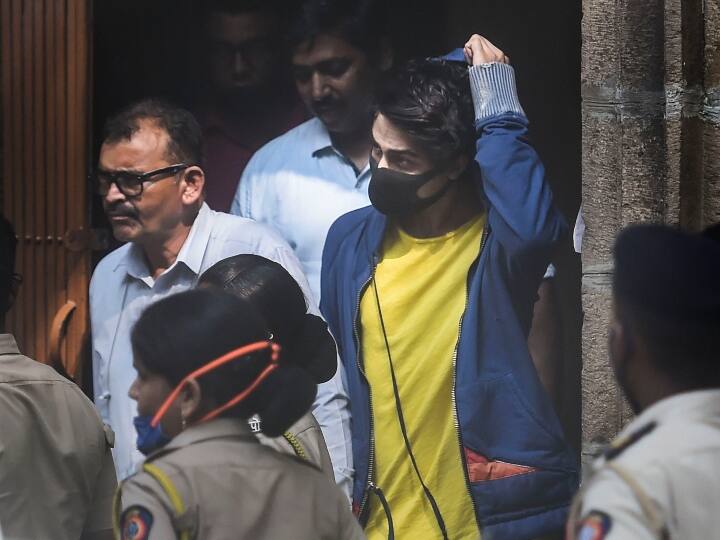 इस मामले में आज कोर्ट में लंबी बहस चली. आर्यन खान की ओर से पेश वकील सतीश माने शिंदे ने कोर्ट में अपनी दलीलें रखीं, हालांकि अदालत ने आर्यन को बेल न देकर उनकी रिमांड आगे बढ़ा दी. सुनवाई के दौरान आर्यन खान के वकील सतीश माने शिंदे ने कहा कि आर्यन के पास टिकट नहीं था, बोर्डिंग पास नहीं था. उन्होंने कहा कि आर्यन की आयोजकों से भी कोई मुलाकात नहीं हुई. साथ ही उन्होंने अदालत में ये भी कहा कि आर्यन के पास से कोई ड्रग्स बरामद नहीं हुआ है. (तस्वीर: पीटीआई)