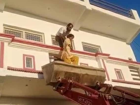 Etawah में साली को अगवा कर जीजा ने घर में बनाया बंधक, छुड़ाने के लिए JCB लेकर पहुंच गई पुलिस Etawah में साली को अगवा कर जीजा ने घर में बनाया बंधक, छुड़ाने के लिए JCB लेकर पहुंच गई पुलिस