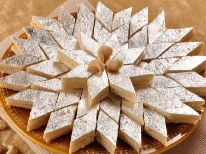 Know about the Navratri Special 2021 Kaju Barfi Recipe Navratri Special 2021: नवरात्रि में भोग लगाने के लिए घर पर बनाएं काजू कतली, जानें इसकी आसान रेसिपी