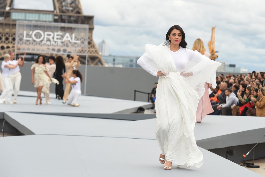 Paris Fashion Week: व्हाइट गाउन में परी की तरह रैंप पर उतरी Aishwarya Rai Bachchan, पेरिस में मचाई धूम