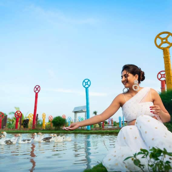 Anchor varshini Photos: అందాలలో అహో మహోదయం... జాలువారే జలపాతంలా మెరిసిపోతున్న వర్షిణి