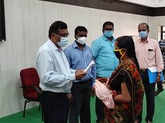 சேலம்: பொது மக்களின் மனுக்களை வாங்கிய ஆட்சியர்-தீக்குளிப்பு முயற்சிகள் இல்லாமல் முடிந்த குறைதீர் கூட்டம்