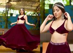 ਉਰਫੀ ਜਾਵੇਦ ਦਾ ਮੈਰੂਨ ਵੇਲਵੇਟ ਬ੍ਰਾਲੇਟ ਅਤੇ ਲੰਮੀ ਸਕਰਟ 'ਚ ਖੂਬਸੂਰਤ ਅੰਦਾਜ਼, ਵੇਖੋ ਇਹ ਤਸਵੀਰਾਂ