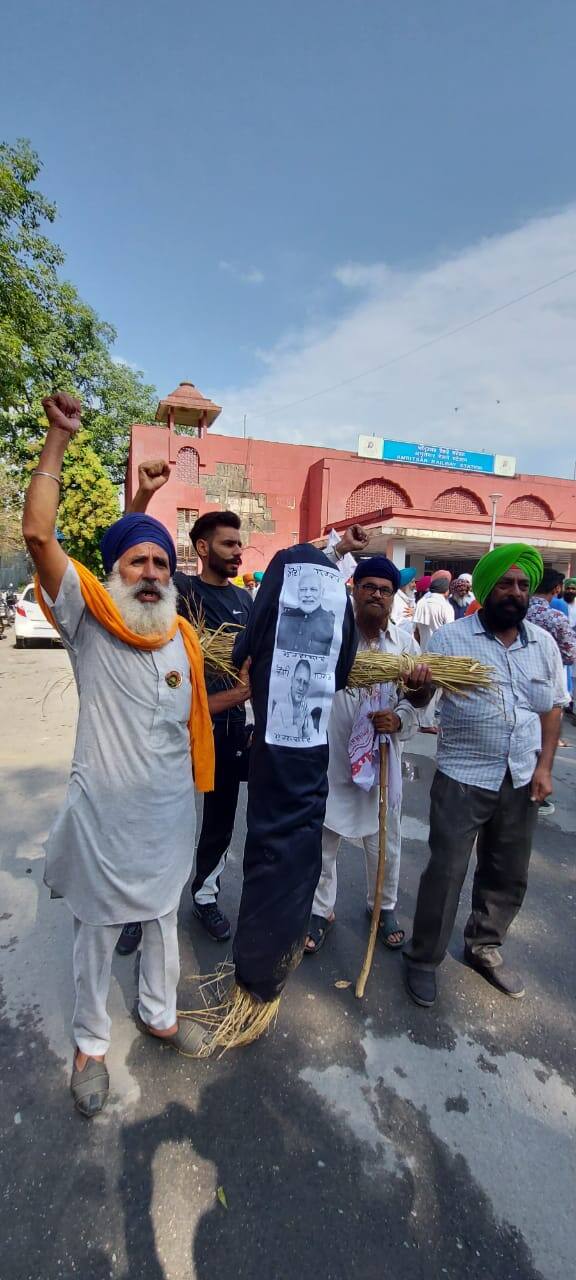 ਕਿਸਾਨਾਂ ਵਲੋਂ ਇਨਸਾਫ ਦੀ ਮੰਗ ਕਰਦਿਆਂ ਪੰਜਾਬ ਤੇ ਹਰਿਆਣਾ 'ਚ ਡੀਸੀ ਦਫਤਰਾਂ ਦਾ ਘਿਰਾਓ ਕੀਤਾ ਜਾ ਰਿਹਾ।