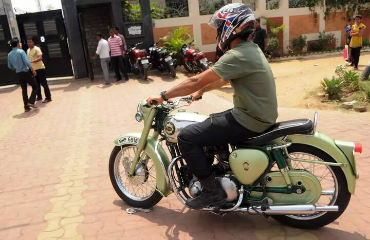 ராஞ்சி சாலைகளில் புல்லட்டில் வலம் வரும் தல!