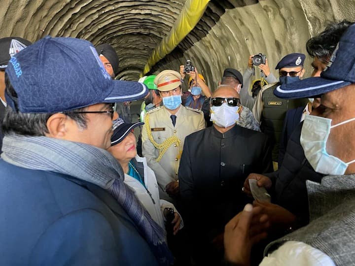 श्रीानगर : हिमालयाच्या पर्वतरांगांना भेदत काश्मीरमध्ये एक अद्भुत प्रकल्प उभा राहतोय. आशियातला सर्वात मोठा बोगदा श्रीनगर लेहदरम्यानच्या रस्त्यावर तयार होतोय. या मार्गावरचा जोझिला घाट पार करायला सध्या तीन साडेतीन तास लागतात तो या प्रकल्पानंतर अवघ्या 15 मिनिटांत पार होणार आहे. नागरिकांसह लष्करालाही यामुळं फायदा होणार आहे.