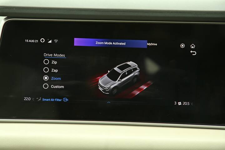 हमनें डीजल और पेट्रोल दोनों को उनके ऑटोमैटिक अवतार में ही चलाया. डीजल शांत होने के साथ-साथ काफी रिफाइन है. यह बहुत अधिक टॉर्क के साथ स्मूथ भी है जो एक आसान क्रूज़िंग के लिए बनाता है. इसमें बड़ी लग्जरी एसयूवी ड्राइविंग का एक्सपीरिएं है जहां आप आसानी से लंबी दूरी तय करते हैं. ऑटोमैटिक भी अच्छे से चलता है.  पिछले XUV500 की तुलना में यह नया डीजल अधिक रिफाइ और पावरफुल है. पेट्रोल के विपरीत आपको ज़िप, जैप, ज़ूम जैसे ड्राइव मोड भी मिलते हैं. Zoom में आपको पूरी ताकत मिलती है और यह काफी तेज है. यह केवल तभी होता है जब आप अपना पैर नीचे रखते हैं और इसे जोर से चलाते हैं कि डीजल थोड़ा शोर करता है लेकिन यह निश्चित रूप से अपनी क्लास में सबसे रिफाइल डीजल में से एक है.