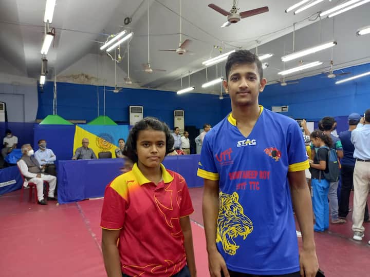 রাজ্য টেবিল টেনিসের মহিলা বিভাগের চ্যাম্পিয়ন হলেন পয়মন্তী বৈশ্য (বাঁদিকে)।