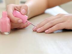 Nail Care Tips: कम पैसों में ग्लॉसी नेल पॉलिश को देना चाहती हैं मैट लुक, इन आसान ट्रिक्स को अपनाएं