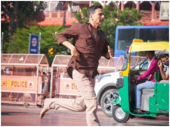 Akshay Kumar was seen running on the streets of Delhi during the shooting of RakshaBandhan RakshaBandhan Movie Shooting: चांदनी चौक में नंगे पाव दौड़ते नजर आए Akshay Kumar, वायरल हुआ वीडियो