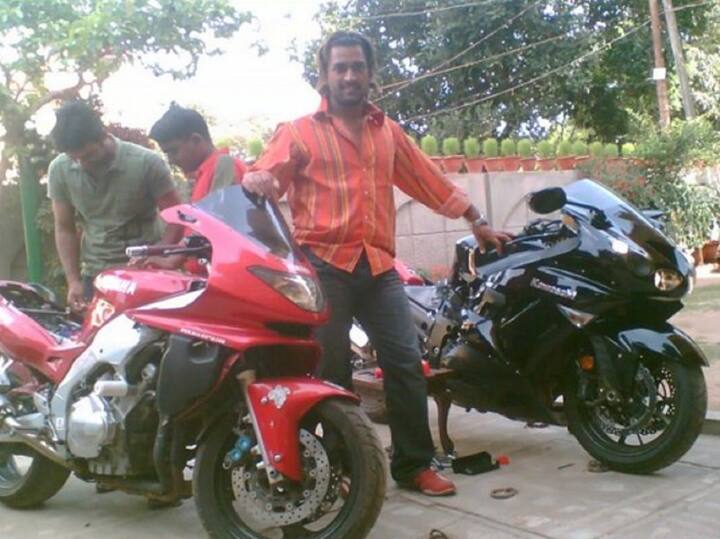ஜப்பானில் இருந்து முதன்முதலான ஸ்போர்ட்ஸ் பைக்கை தோனி இறக்குமதி செய்த போது எடுத்த படம்!