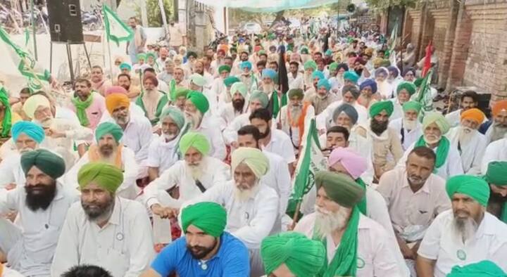 ਕਿਸਾਨ ਜਥੇਬੰਦੀਆਂ ਵੱਲੋਂ ਮੁਕਤਸਰ ਦੇ ਡੀਸੀ ਦਫ਼ਤਰ ਦੇ ਬਾਹਰ ਸ਼ਾਂਤਮਈ ਢੰਗ ਨਾਲ ਭਾਜਪਾ ਦੇ ਖ਼ਿਲਾਫ਼ ਨਾਅਰੇਬਾਜ਼ੀ ਕੀਤੀ ਜਾ ਰਹੀ ਹੈ ਅਤੇ ਦੋਸ਼ੀਆਂ ਖਿਲਾਫ ਸਖਤ ਕਾਰਵਾਈ ਕਰਨ ਦੀ ਮੰਗ ਕੀਤੀ ਜਾ ਰਹੀ ਹੈ।