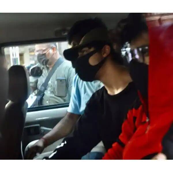 इसके बाद आर्यन खान को सुनवाई के लिए मजिस्ट्रेट कोर्ट ले जाया गया. मीडिया रिपोर्ट्स के अनुसार, वकील सतीश मानेशिंदे आर्यन खान का पक्ष लेते हुए दिखाई दिए.