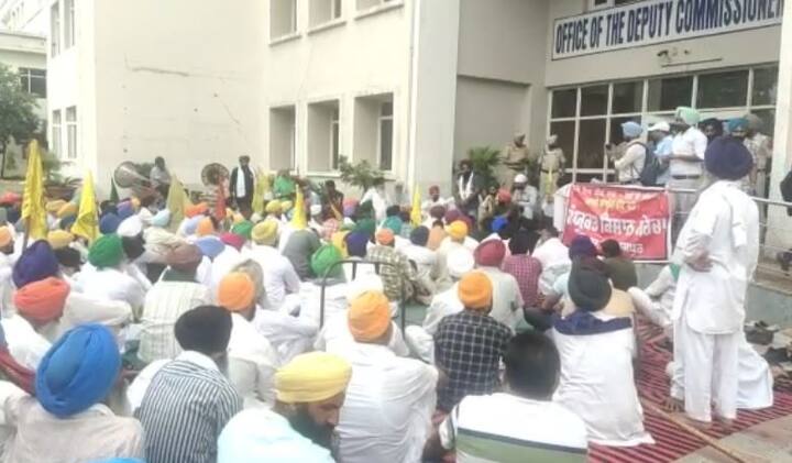 ਗੁਰਦਾਸਪੁਰ ਡੀਸੀ ਦਫਤਰ ਸਾਮਣੇ ਵੀ ਧਰਨਾ ਸ਼ੁਰੂ ਹੋ ਗਿਆ। ਕਿਸਾਨਾਂ ਦਾ ਵੱਡਾ ਇਕੱਠ ਦੇਖਣ ਨੂੰ ਮਿਲ ਰਿਹਾ ਹੈ।