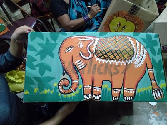 প্যাকিং বাক্সের উপর পটচিত্র, রূপ পাচ্ছে পশ্চিম কলকাতার এই মণ্ডপ