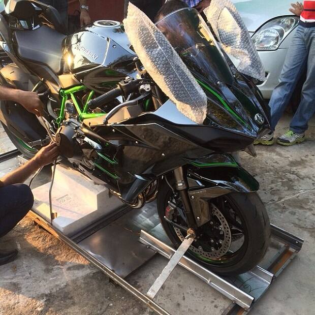 இந்தியாவின் வேகமான பைக் Kawasaki H2R! இதுவும் தோனியுடையது தான்!