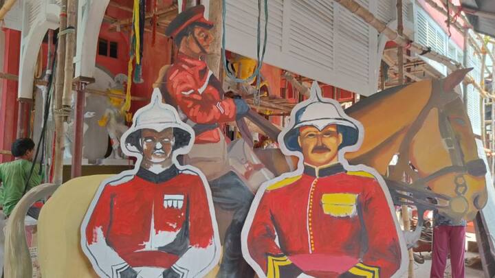 কাঁকুড়গাছি যুবকবৃন্দের এ বছরের থিম যাত্রা। চিৎপুর যাত্রাপাড়ায় গেলেই রাস্তাজুড়ে চোখে পড়বে পোস্টারের রমরমা।