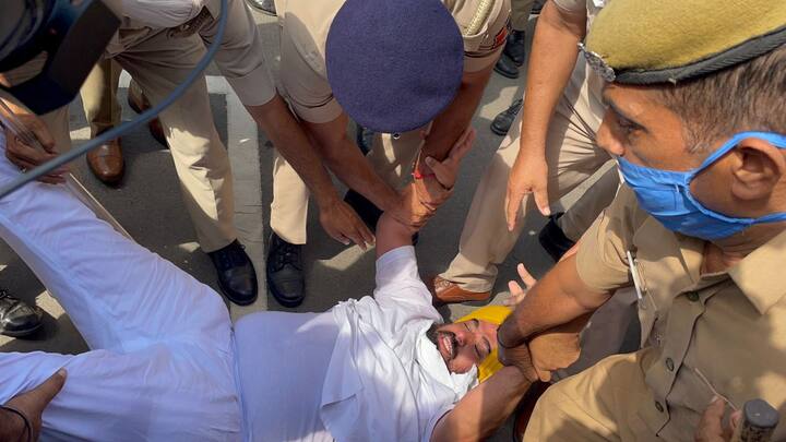 ਨਵਜੋਤ ਸਿੱਧੂ ਤੇ ਹੋਰ ਕਾਂਗਰਸੀ ਵਿਧਾਇਕ ਕਿਸਾਨਾਂ ਲਈ ਵਿਰੋਧ ਪ੍ਰਦਰਸ਼ਨ ਕਰ ਰਹੇ ਸਨ।