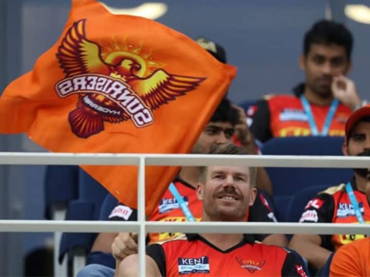 IPL 2021: मैदान में नजर आए डेविड वॉर्नर, स्टैंड्स से अपनी टीम सनराइजर्स हैदराबाद के लिए किया चीयर, देखें वीडियो