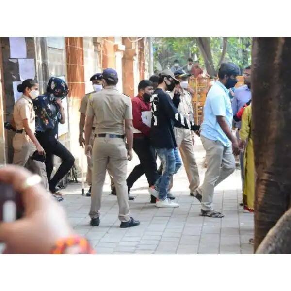 इसके बाद आर्यन खान और अन्य आरोपियों को मेडिकल टेस्ट के लिए ले जाया गया.