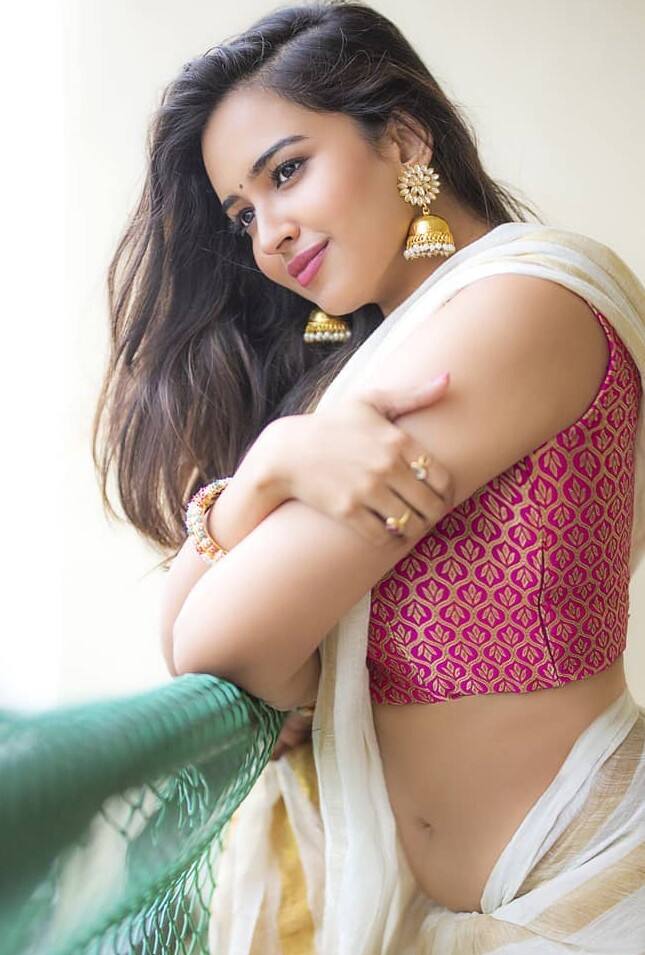 ఎస్ఆర్ఎం ఇనిస్టిట్యూట్ ఆఫ్ సైన్సెస్ అండ్ టెక్నాలజీలో చదువు పూర్తి చేసిన పొన్నాడ.. టాటా కన్సాల్టెన్సీ సర్వీసెస్లో సాఫ్ట్వేర్ ఇంజినీర్గా పనిచేసింది. ఆ తర్వాత షార్ట్ ఫిల్మ్స్లో నటించింది. Image Credit: Pujita Ponnada/Instagram