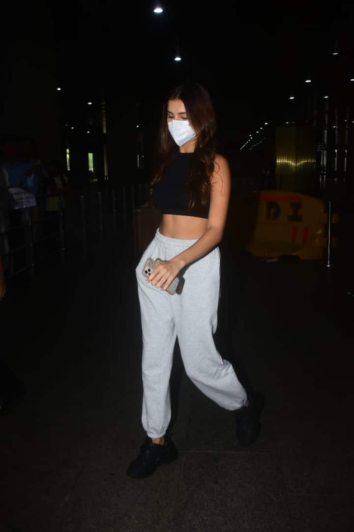 एयरपोर्ट पर तारा क्रॉप टॉप में बेहद खूबसूरत लुक में नजर आईं.