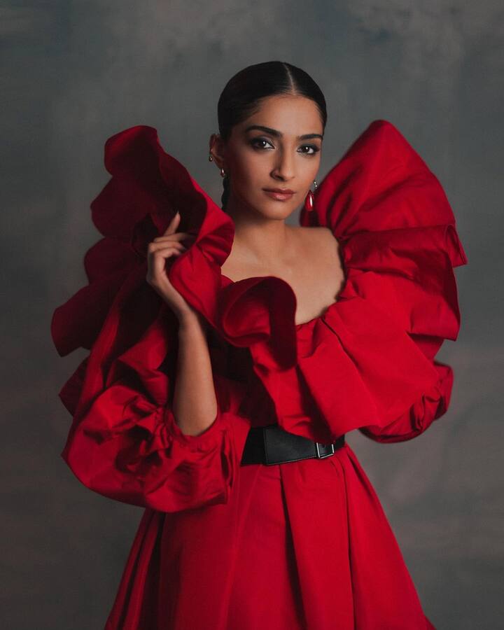 (Photo Courtesy: Instagram) గతేడాది 'ఏకే వర్సెస్ ఏకే' సినిమాతో ఆకట్టుకున్న ఈ బ్యూటీ ప్రస్తుతం బ్లైండ్ అనే సినిమాలో నటిస్తోంది.