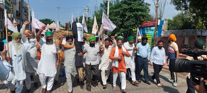 ਕਿਸਾਨਾਂ ਵਲੋਂ ਇਨਸਾਫ ਦੀ ਮੰਗ ਕਰਦਿਆਂ ਪੰਜਾਬ ਤੇ ਹਰਿਆਣਾ 'ਚ ਡੀਸੀ ਦਫਤਰਾਂ ਦਾ ਘਿਰਾਓ ਕੀਤਾ ਜਾ ਰਿਹਾ।