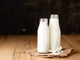 Health Tips : दररोज दूधात तूप टाकून प्या, पळून जातील आजार; काय आहेत फायदे?