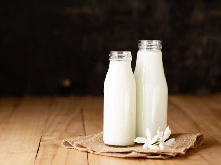 benefits of ghee in hot milk good for bones and joint pain Health Tips : दररोज दूधात तूप टाकून प्या, पळून जातील आजार; काय आहेत फायदे?