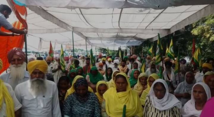 ਲਖੀਮਪੁਰ ਖੇੜੀ ਹਿੰਸਾ ਤੋਂ ਬਾਅਦ ਕਿਸਾਨਾਂ 'ਚ ਭਾਰੀ ਰੋਸ ਦੇਖਣ ਨੂੰ ਮਿਲ ਰਿਹਾ ਹੈ। ਕਿਸਾਨਾਂ ਵਲੋਂ ਇਨਸਾਫ ਦੀ ਮੰਗ ਕਰਦਿਆਂ ਪੰਜਾਬ ਤੇ ਹਰਿਆਣਾ 'ਚ ਡੀਸੀ ਦਫਤਰਾਂ ਦਾ ਘਿਰਾਓ ਕੀਤਾ ਜਾ ਰਿਹਾ।