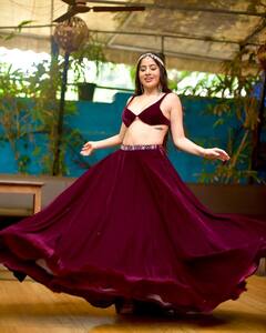 In Pics: मैरून वेलवेट ब्रालेट और लॉन्ग स्कर्ट में दिखा Urfi Javed का खूबसूरत अंदाज, अपने कर्व्स को फ्लॉन्ट करती आईं नजर, देखें तस्वीरें