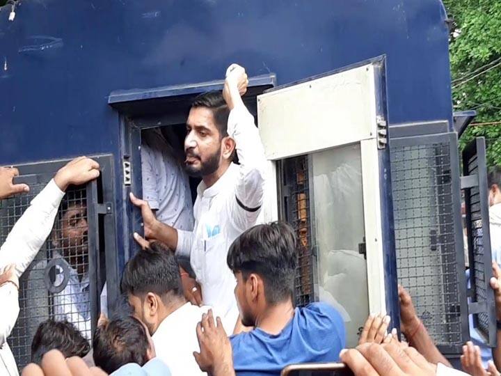 लखीमपुर घटना को लेकर इटावा में सपा-प्रसपा कार्यकर्ताओं ने किया विरोध प्रदर्शन, कई हिरासत में
