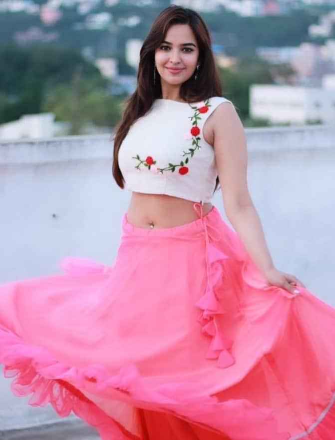 ‘హరి హర వీర మల్లు’, ‘ఒదెలా రైల్వే స్టేషన్’తోపాటు ‘భగవాన్’ అనే తమిళ చిత్రంలో నటిస్తోంది. Image Credit: Pujita Ponnada/Instagram