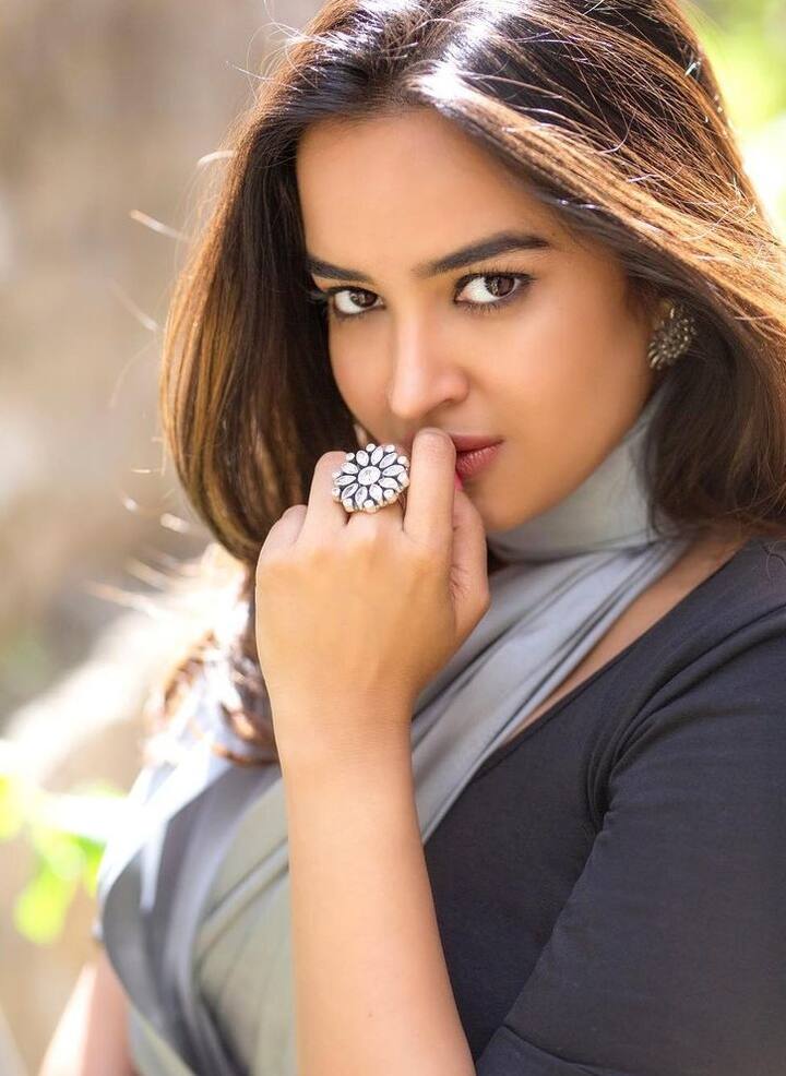 ‘దర్శకుడు’ సినిమా తర్వాత.. ‘రంగస్థలం’, ‘రాజుగాడు’, ‘బ్రాండ్ బాబు’, ‘హ్యాపీ వెడ్డింగ్’, ‘7-సెవన్’, ‘కల్కీ’, ‘వేర్ ఈజ్ ది వెంకటలక్ష్మీ’, ‘రన్’, ‘మిస్ ఇండియా’, ‘మనిషి’ సినిమాల్లో నటించింది. Image Credit: Pujita Ponnada/Instagram