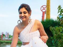 Anchor varshini Photos: అందాలలో అహో మహోదయం... జాలువారే జలపాతంలా మెరిసిపోతున్న వర్షిణి