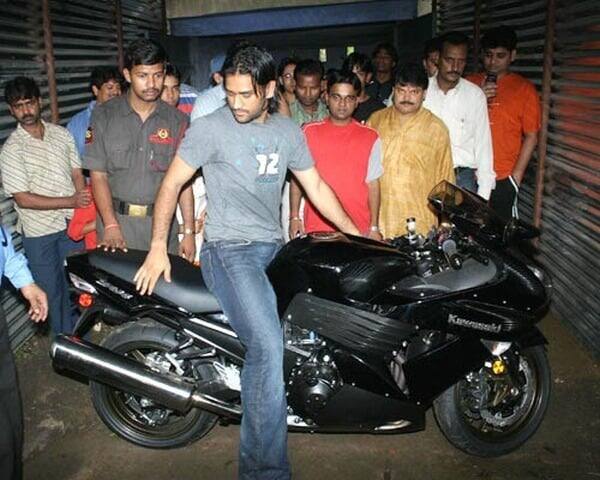 உலகின் மிக வேகமான பைக்களுள் ஒன்றான Kawasaki ZX14R Ninja!