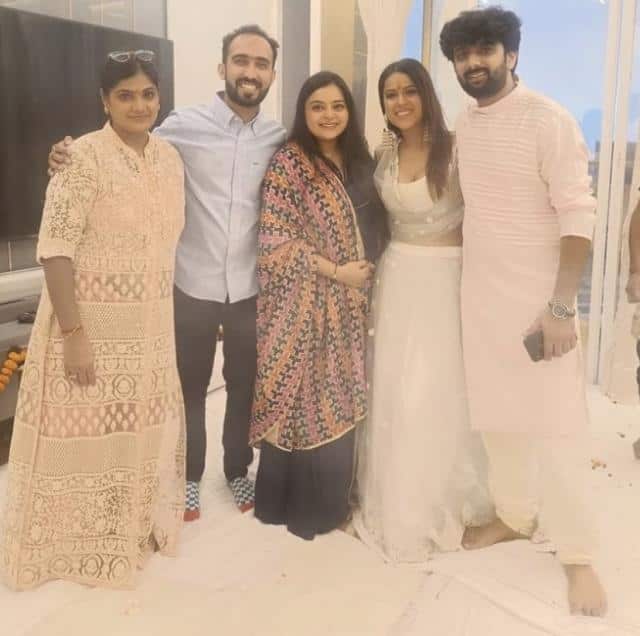 निया बताती हैं कि, ‘मैने अपना पुराना घर छोड़ दिया था क्योंकि आगे बढ़ने के लिए यह बेहद ज़रूरी है कि हम चीजों से डिटैच हों ना कि उन्हें पकड़कर बैठे रह जाएं’. एक्ट्रेस आगे बताती हैं कि, ‘मुंबई में खुद का अपार्टमेंट लेना किसी चमत्कार से कम नहीं है, यह सपने के सच हो जाने जैसा है’.
