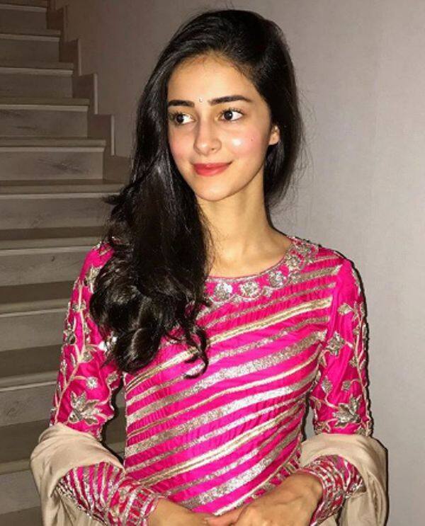 Ananya Panday: सुहाना खान और शनाया कपूर की करीबी दोस्त और एक्ट्रेस अनन्या पांडे भी लिस्ट का हिस्सा हैं, जिन्हें अक्सर दोस्तों के साथ घूमते और उनके साथ पार्टी करते देखा जाता है. मीडिया रिपोर्ट्स के मुताबिक, एक्ट्रेस भी पार्टी लवर हैं.
