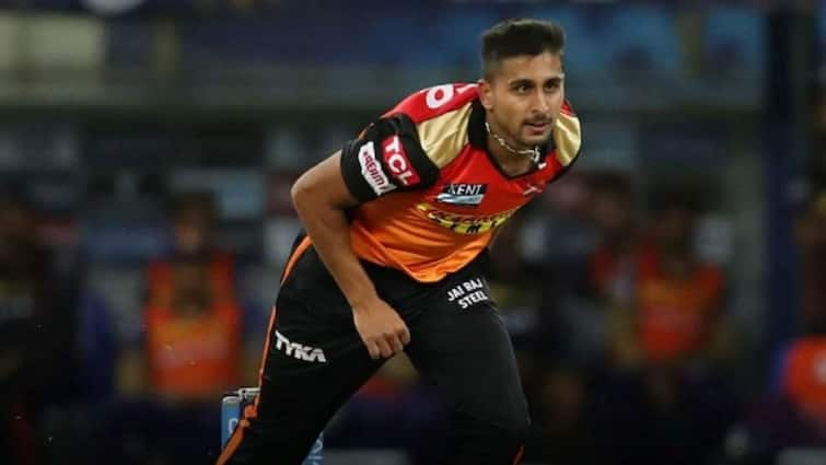 IPL 2021:Jammu Kashmir pacer Umran Malik of SRH bowls at over 150kph, fastest ball by Indian, know who is he நடராஜனுக்கு பதில் எண்ட்ரி..150 கிமீ வேகம்..இர்ஃபான் பதான் மாணவர் - யார் இந்த காஷ்மீர் வீரர் உம்ரான் மாலிக்?