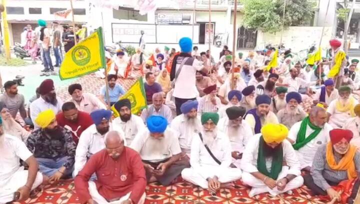 ਹਸ਼ਿਆਰਪੁਰ ਡੀਸੀ ਦਫ਼ਤਰ ਦੇ ਬਾਹਰ ਵੀ ਕਿਸਾਨਾਂ ਨੇ ਧਰਨਾ ਲਗਾਇਆ ਹੋਇਆ ਹੈ।