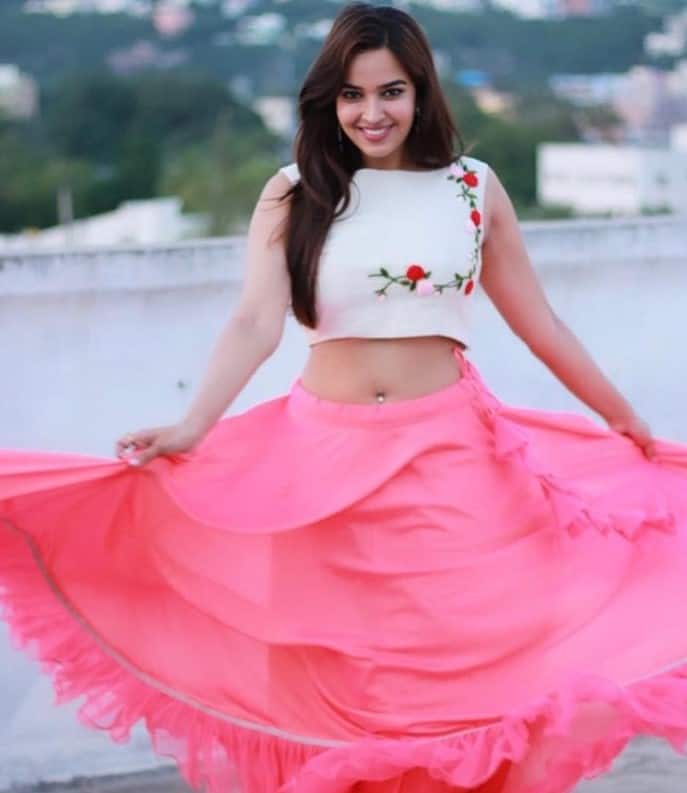 పూజిత పొన్నాడ.. నిన్ను చూసే బాపు ఆ బొమ్మ గీశాడా? Image Credit: Pujita Ponnada/Instagram